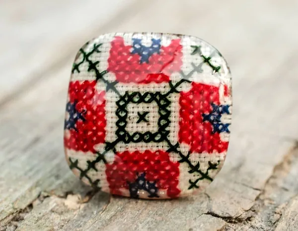 Ring — Ring mit bulgarischer Stickerei — PAGANE-Archiv, Bild 045