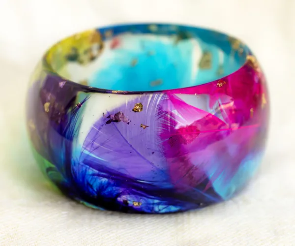 Bunter transparenter Armreif in Blau, Violett und Rosa — PAGANE-Archiv, Bild 169