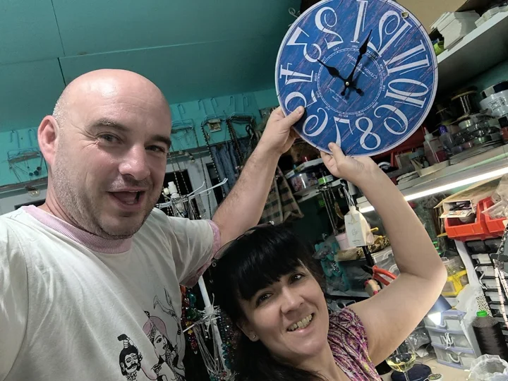 Un momento spontaneo della vita nell’atelier — due persone con un orologio colorato