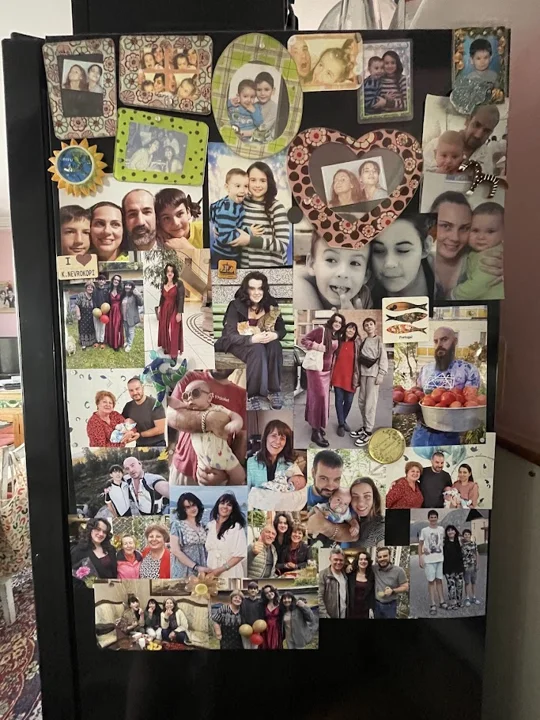 Tafel mit Fotos und Erinnerungen an kreative Aktivitäten — aus der Welt von Jasmina und PAGANE