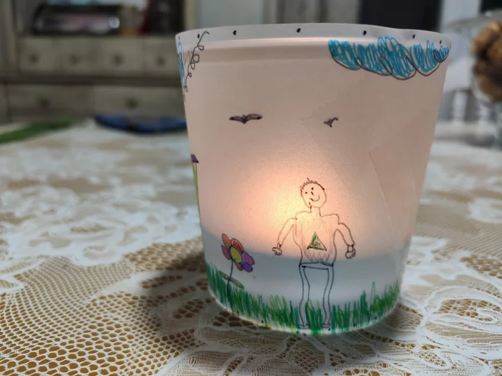 Bemalte Papierlaterne mit Licht im Inneren — aus der Welt von Jasmina und PAGANE