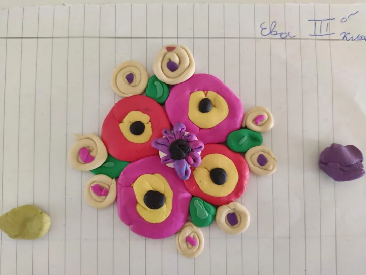 Bunte Komposition aus modellierten Blumen — aus der Welt von Jasmina und PAGANE