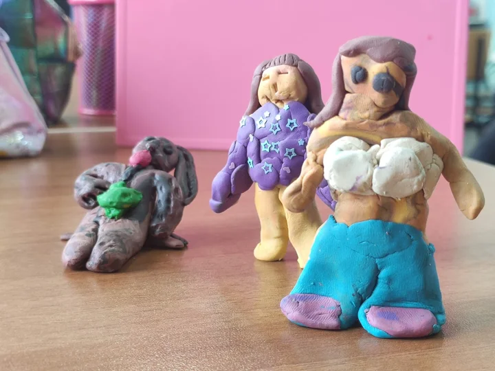 Bunte modellierte Menschenfiguren — aus der Welt von Jasmina und PAGANE