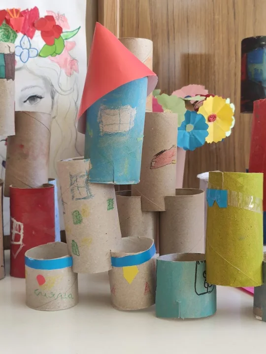 Ein buntes Schloss aus Papierrollen und Kinderzeichnungen — aus der Welt von Jasmina und PAGANE
