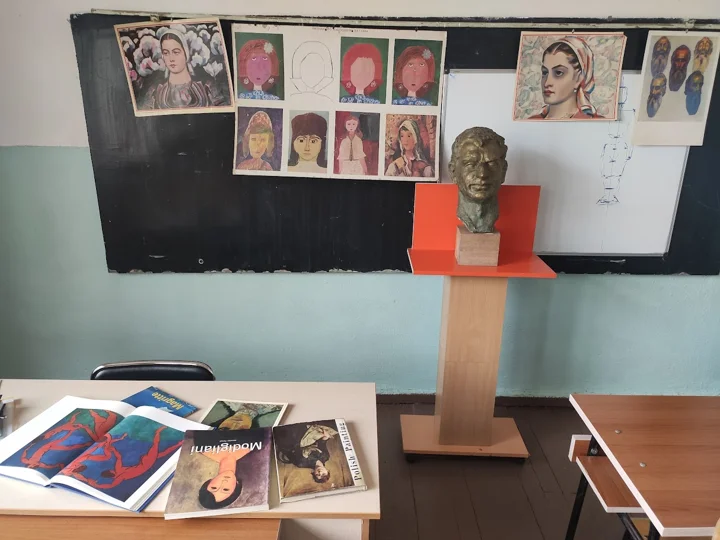 Kreatives Klassenzimmer mit Zeichnungen und Plastiken — aus der Welt von Jasmina und PAGANE