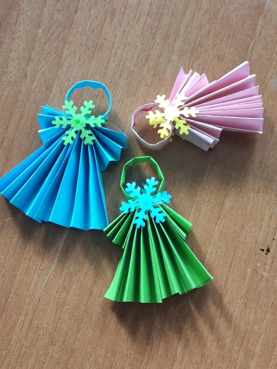 Drei bunte Figuren aus gefaltetem Papier — aus der Welt von Jasmina und PAGANE