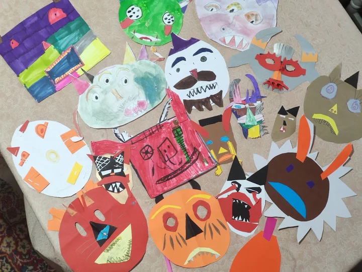 Bunte Papiermasken, zusammen angeordnet — aus der Welt von Jasmina und PAGANE