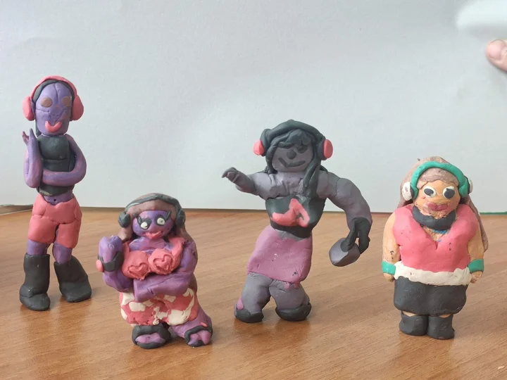 Vier von Kindern modellierte Figuren — aus der Welt von Jasmina und PAGANE