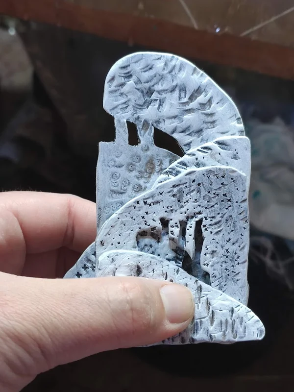 Piccola scultura traforata tenuta in mano — belle arti dal mondo di PAGANE