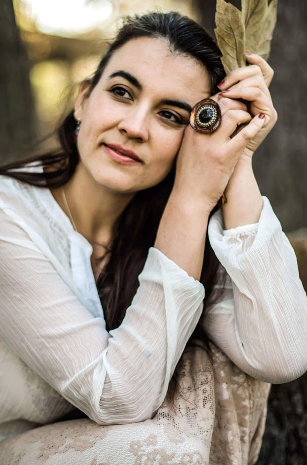 Jasmina with an autumn leaf and a large original ring on her hand
